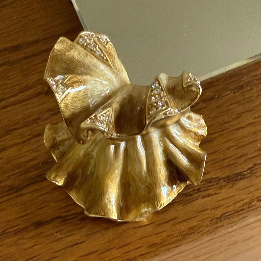 Jay Strongwater- NEW in box with original packing. Ruffled mirrored tray.